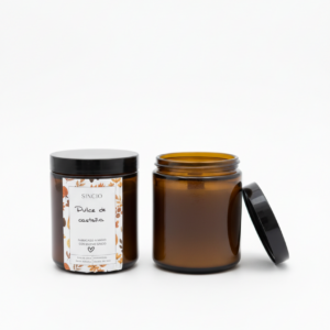 Vela artesanal Dulce de Castaña elaborada con cera de soja y aroma a dulce de leche, vainilla y castaña.