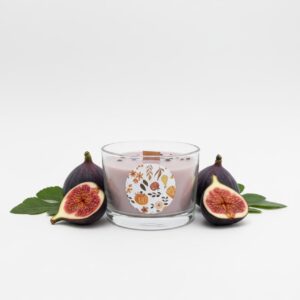 Vela artesanal Bajo la Higuera de cera de soja junto a higos frescos, inspirada en el aroma natural del higo y las hojas de higuera.
