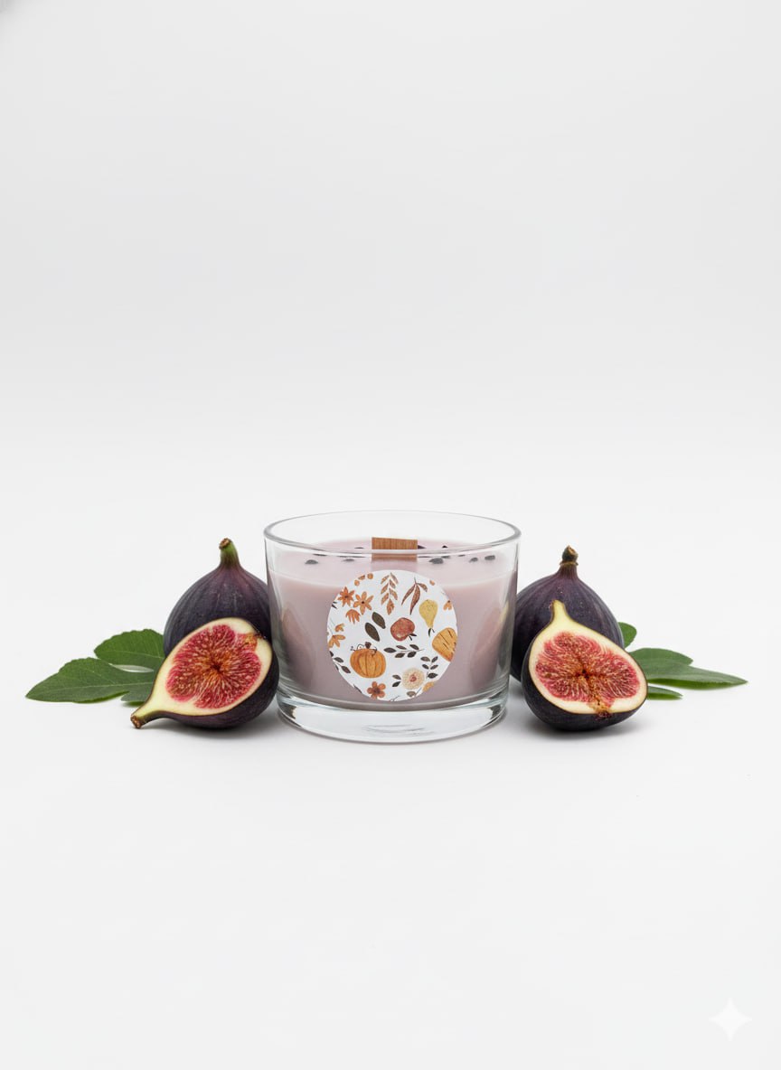 Vela artesanal Bajo la Higuera de cera de soja junto a higos frescos, inspirada en el aroma natural del higo y las hojas de higuera.